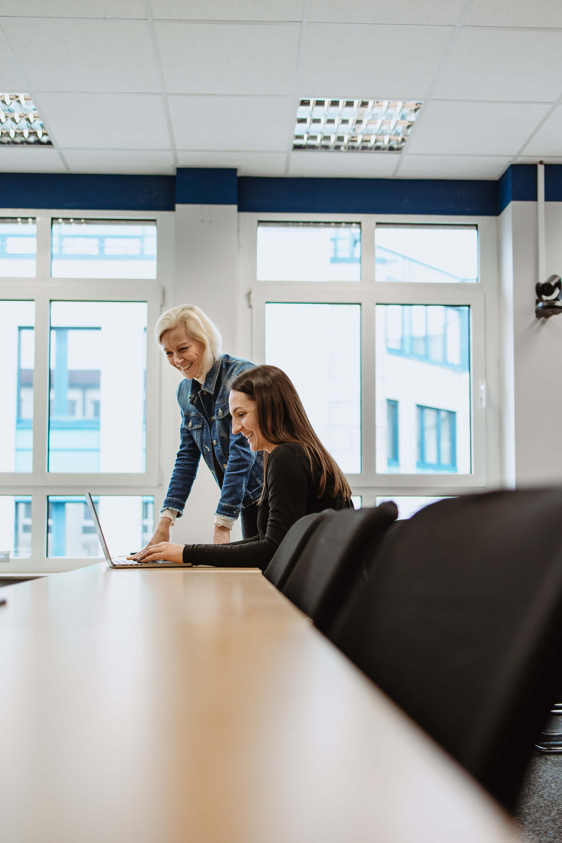 Zwei Personen arbeiten gemeinsam am Laptop