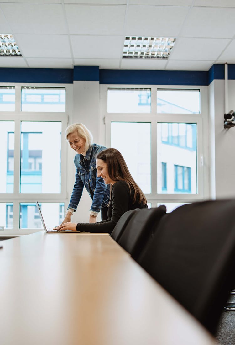 Zwei Personen arbeiten gemeinsam am Laptop