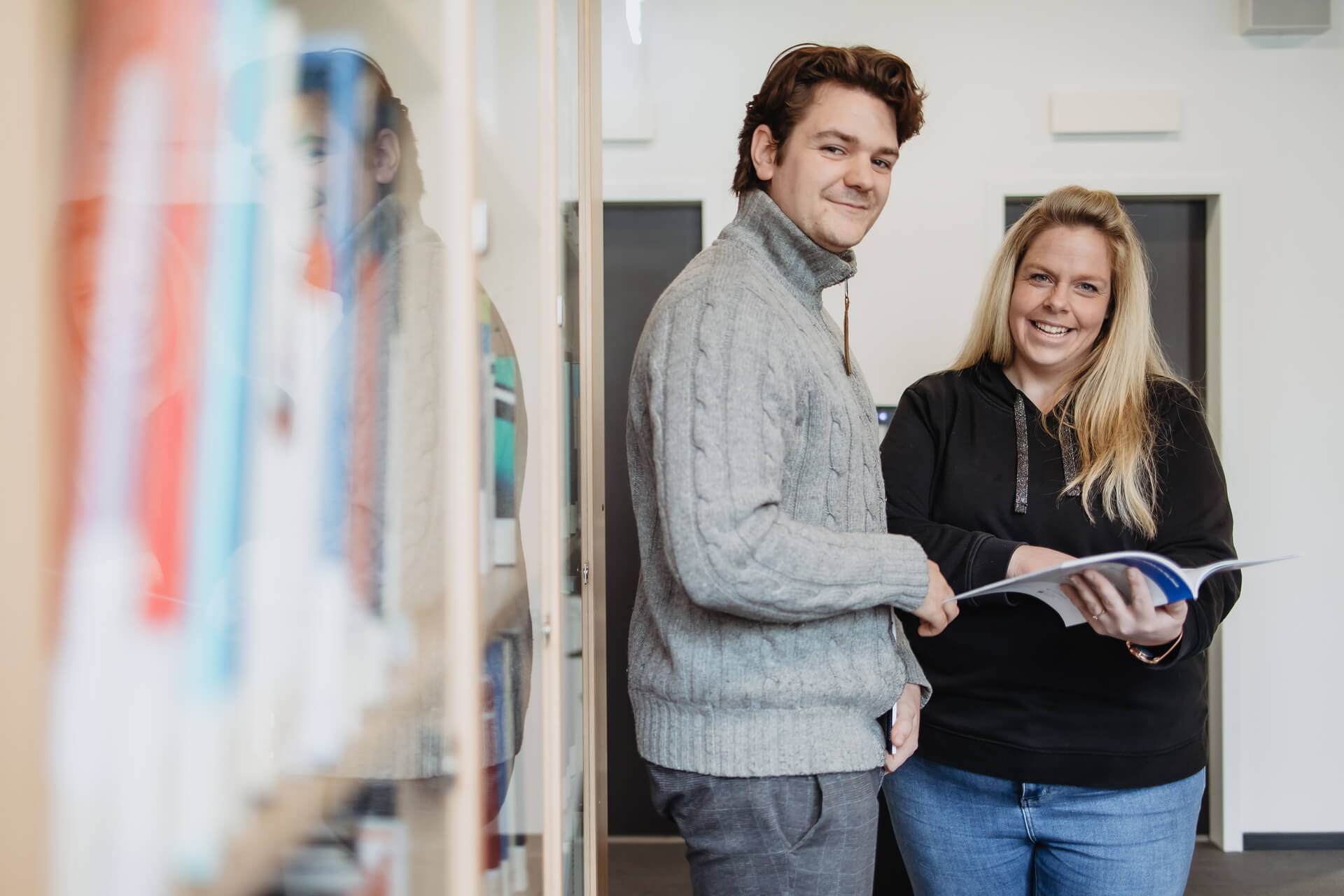 Zwei Berufswechsel in der Bibliothek von der accadis Hochschule am lernen.