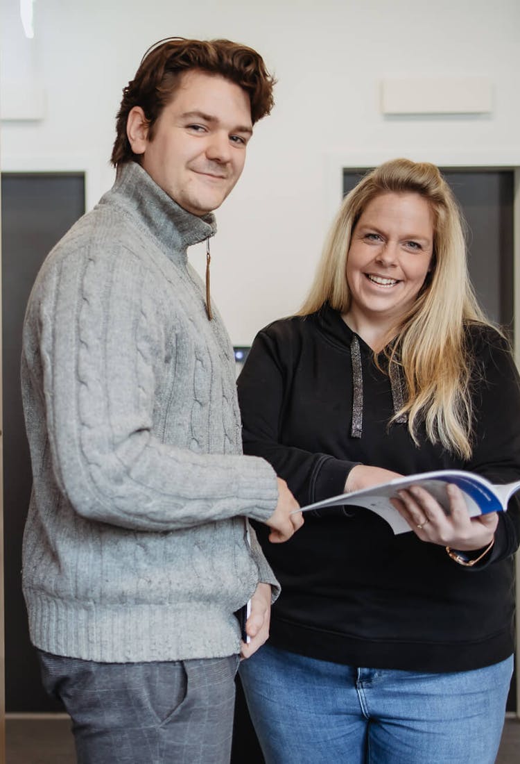 Zwei Personen lernen in Bibliothek