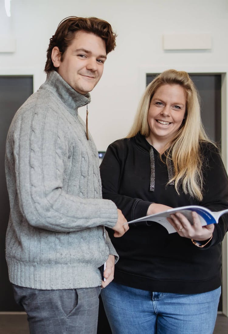 Zwei Berufswechsel in der Bibliothek von der accadis Hochschule am lernen.