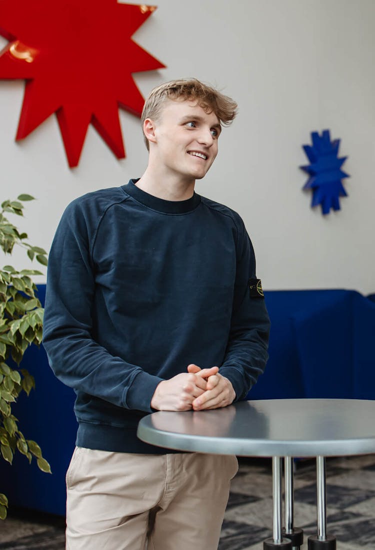 Mann, der als IT Prozessmanager arbeiten möchte