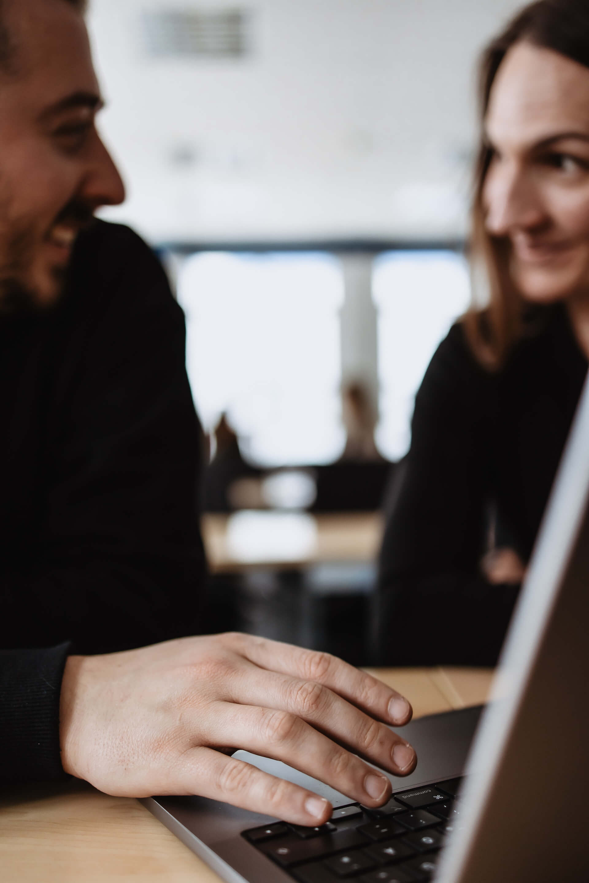 Unterstützung bei der Weiterbildung, zwei Kollegen am Laptop