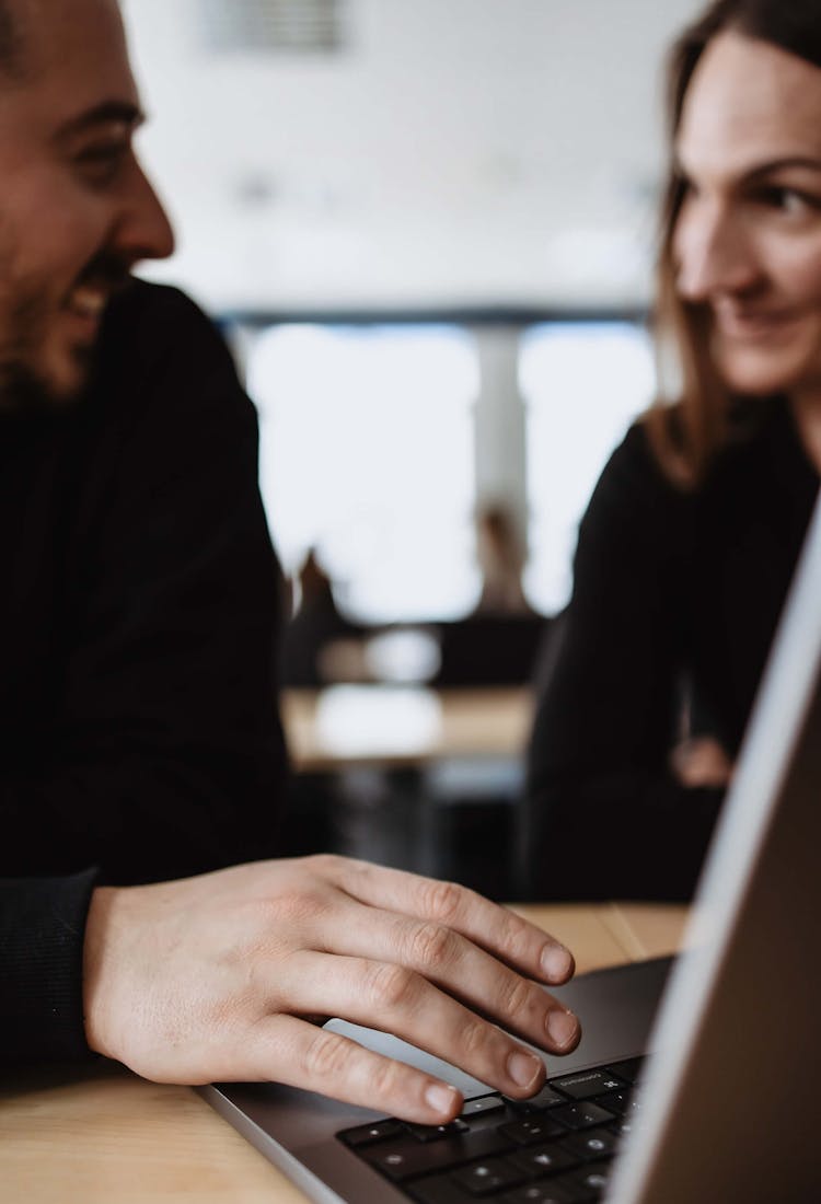 Unterstützung bei der Weiterbildung, zwei Kollegen am Laptop