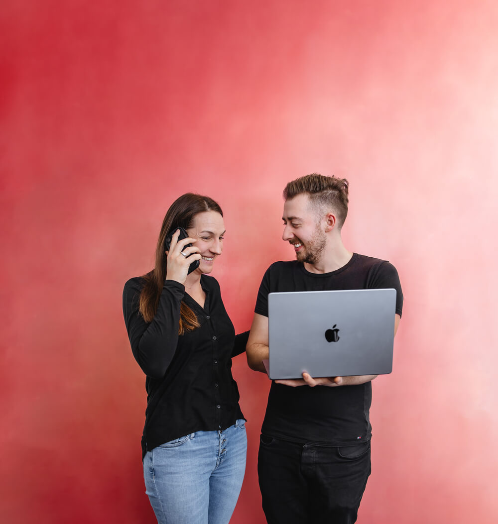 Zwei KI Manager am unterhalten und am Laptop