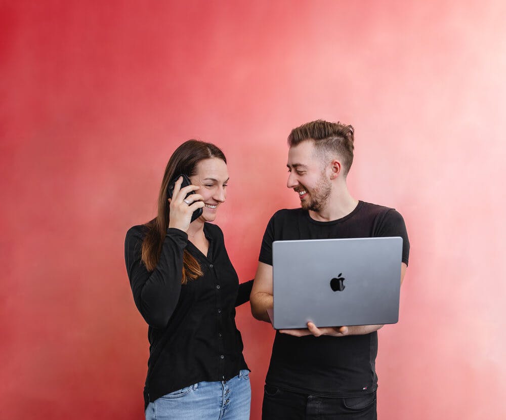 Zwei KI Manager am unterhalten und am Laptop