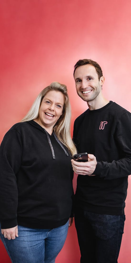 Zwei erfolgreiche ITler unterhalten sich über ihren Wechsel in die IT.