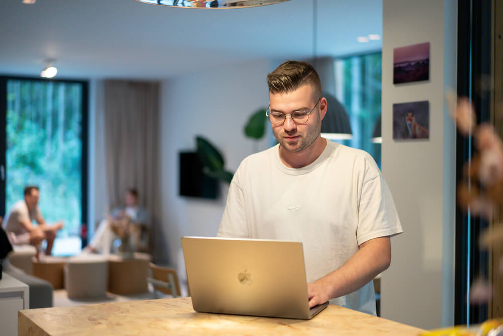 Luca als Cloud Consultant am Laptop