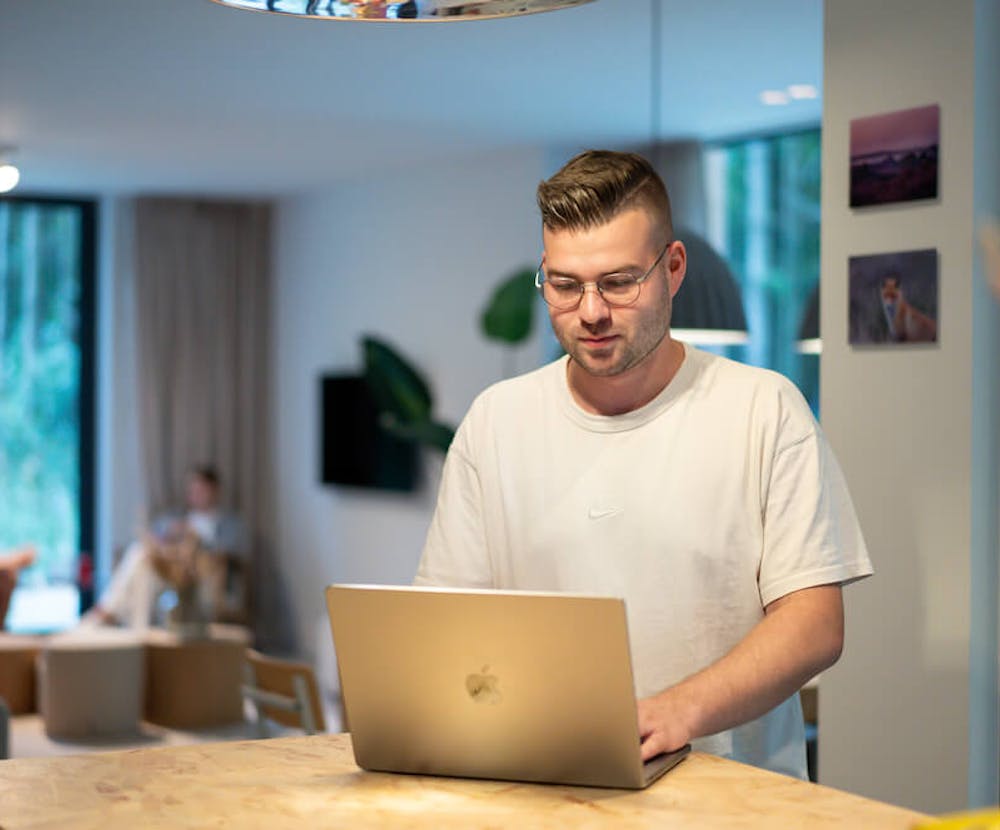 Luca als Cloud Consultant am Laptop