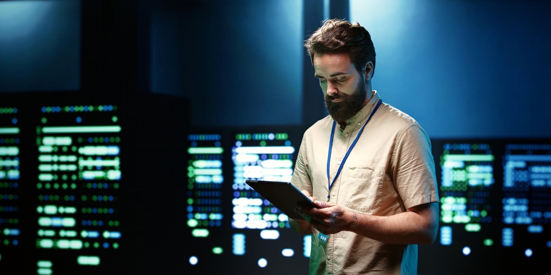 Mann, der als DBA arbeitet