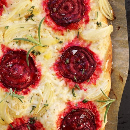 Hvit pizza med Go'Vegan smak av Mozzarella, rødbete og sjalottløk