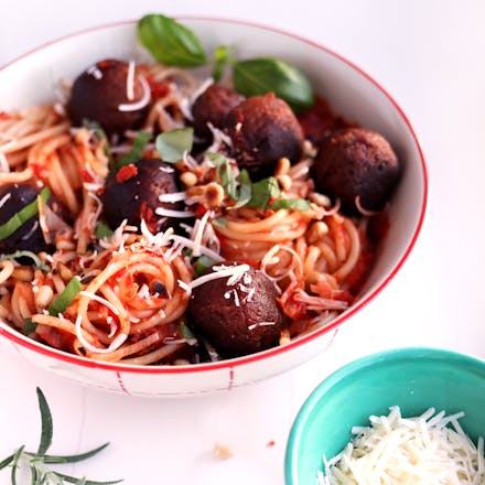 Go'Vegan-boller med spagetti og chunky tomatsaus
