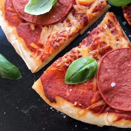 Pizza med Go'Vegan Salami og smak av Mozzarella