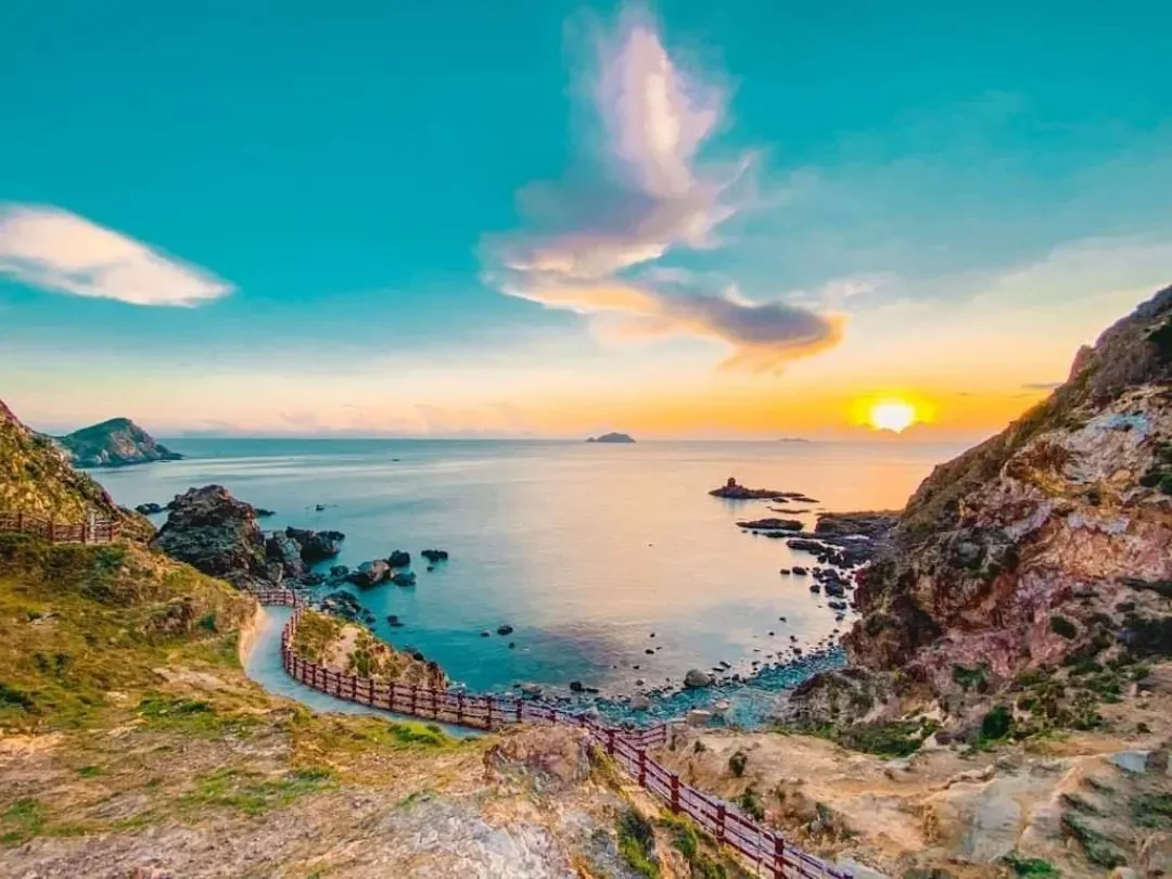 Eo Gió Offers Dramatic Coastal Views