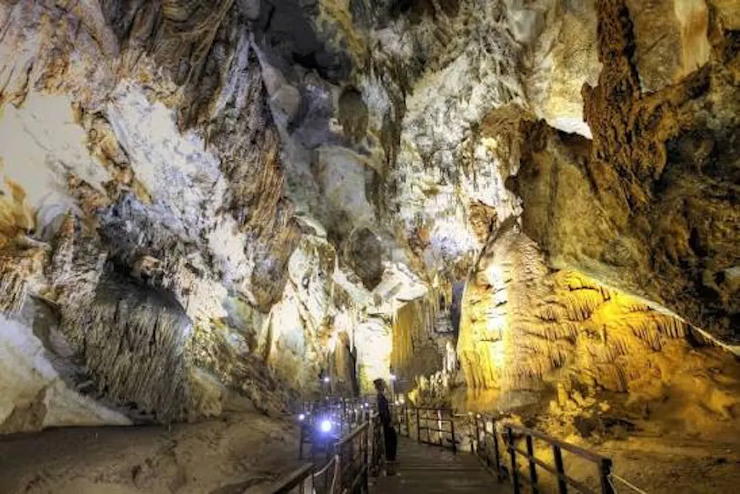Paradise Cave (Động Thiên Đường): Accessible Grandeur