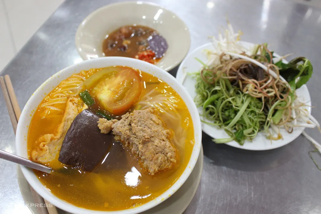 Bún Riêu Chợ Bến Thành: The Legendary Crab Noodle Soup