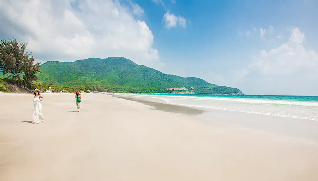 Take a Day Trip to Bai Dai or Doc Let