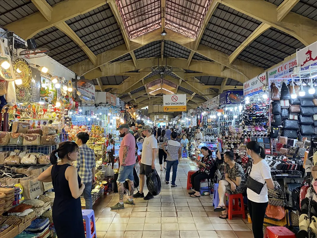 The Psychology and Rules of the Game in Our Ben Thanh Market Bargaining Guide
