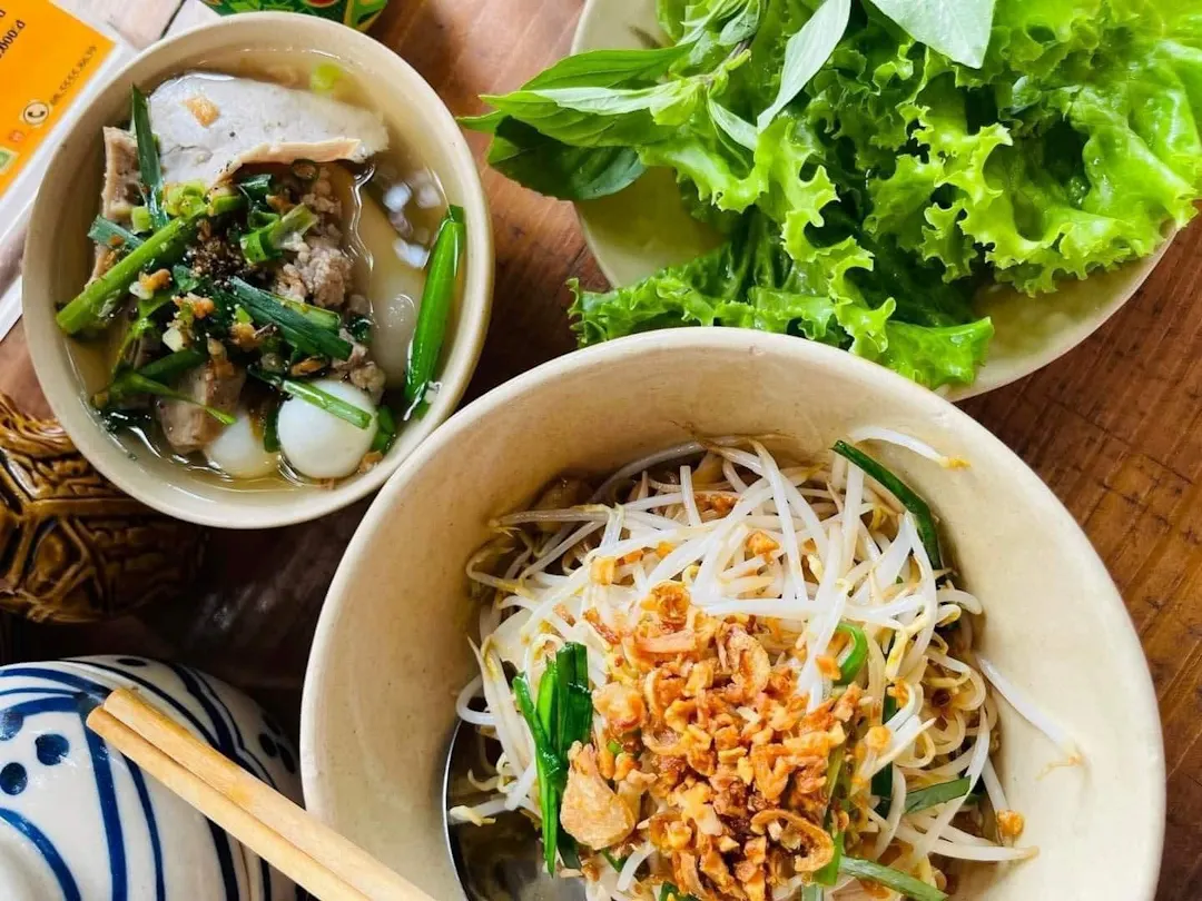 The Dual-Bowl Ritual for Dry Hu Tieu