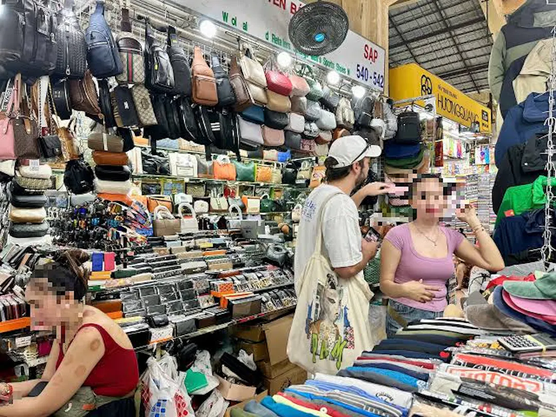 Mastering the Art of Friendly Negotiation in Your Ben Thanh Market Bargaining Guide