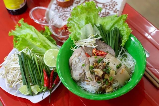Hủ Tiếu Gõ – The Iconic Late-Night Noodle Soup of Southern Vietnam