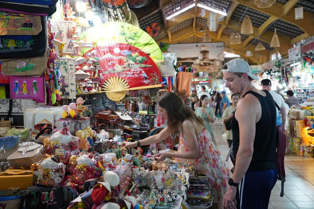 Essential Vietnamese Phrases and Currency Tactics for the Ultimate Ben Thanh Market Bargaining Guide
