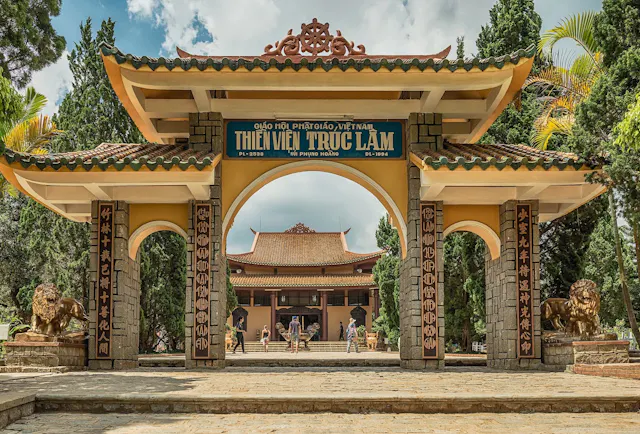 Truc Lam Monastery Da Lat in Frames – Zen Architecture, Pine Forests & Tuyen Lam Lake Views