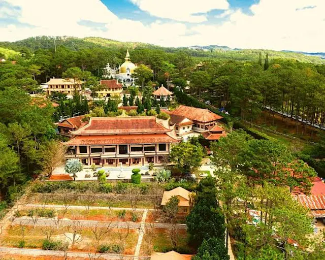 Truc Lam Monastery Da Lat in Frames – Zen Architecture, Pine Forests & Tuyen Lam Lake Views