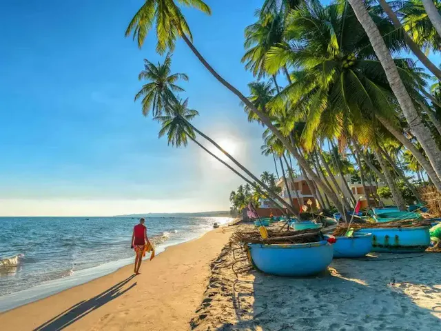 Mui Ne Beach in Frames – Sand Dunes, Ocean Waves & Coastal Beauty