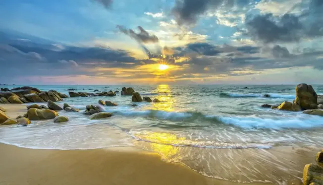 Mui Ne Beach in Frames – Sand Dunes, Ocean Waves & Coastal Beauty
