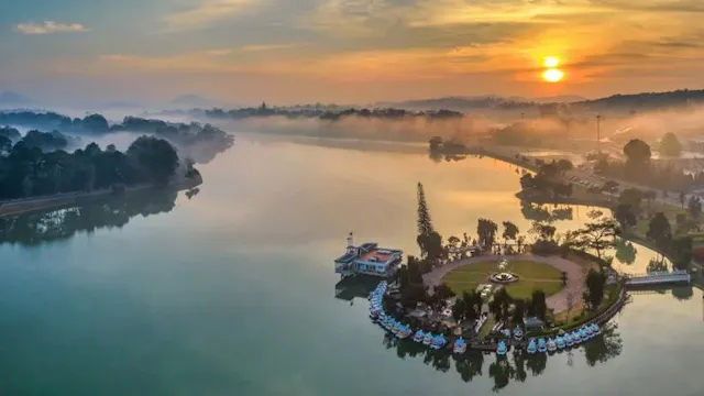 Xuan Huong Lake Photo Gallery