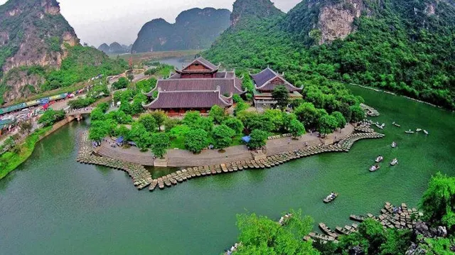 Ninh Binh in Frames – Limestone Peaks, Rivers & Ancient Beauty