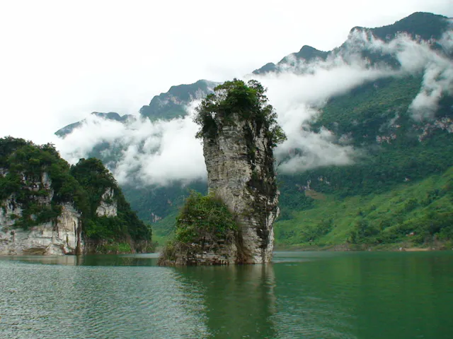 Tuyen Quang in Frames – Mountains, Lakes & Cultural Heritage