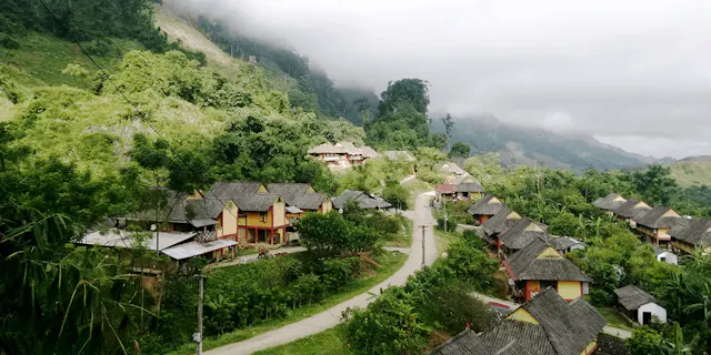 Son La in Frames – Mountains, Moc Chau Plateau & Highland Culture