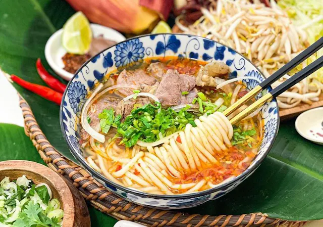 Bun Bo Hue – The Iconic Spicy Beef Noodle Soup from Vietnam’s Imperial City