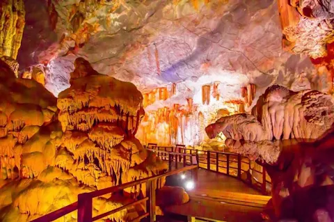 Dau Go Cave