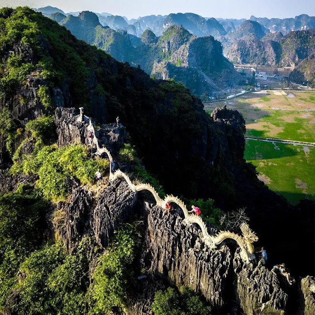 Mua Cave in Frames – Stunning Views Over Ninh Binh’s Limestone Valley