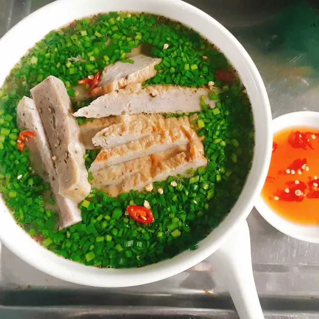 Bánh Canh Hẹ – Phú Yên’s Fragrant Chive Noodle Soup