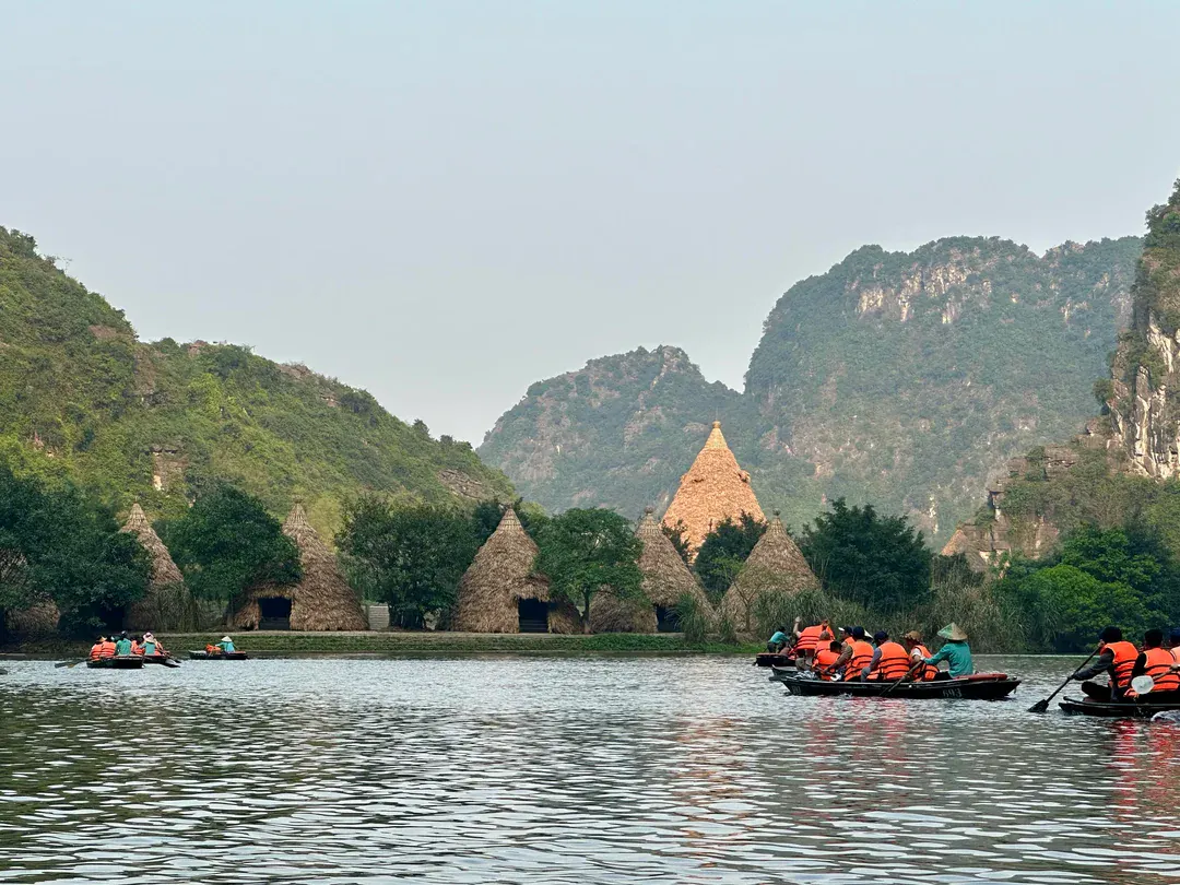 Rowing Through Ninh Binh's Transverse Valleys