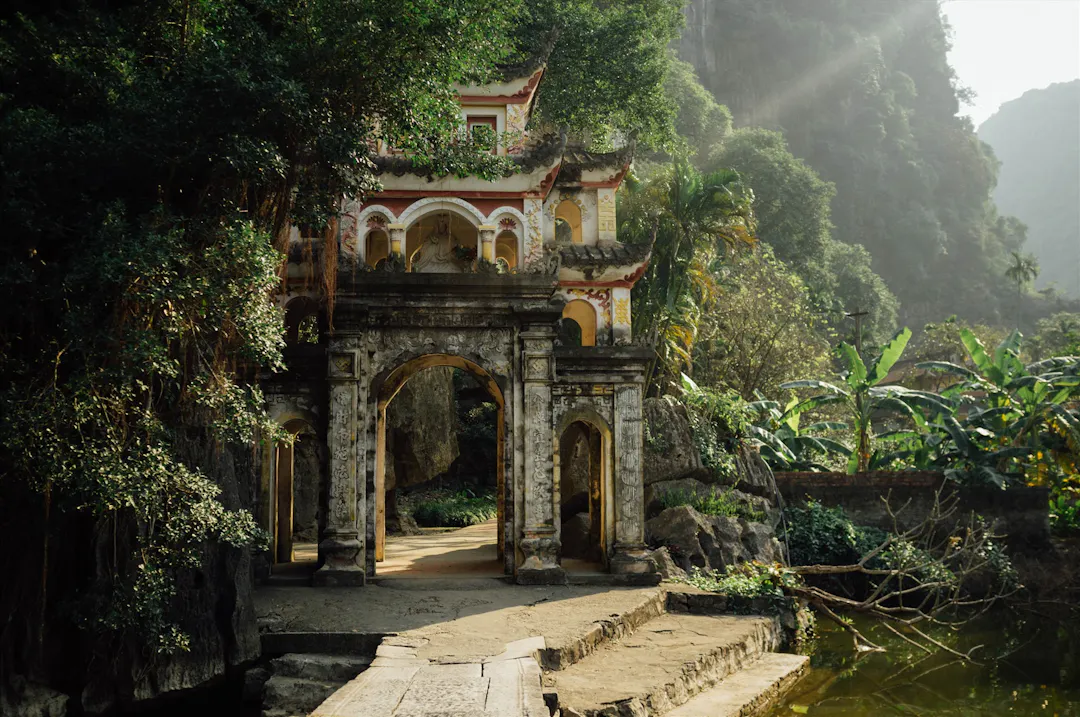 Visit Bich Dong Pagoda