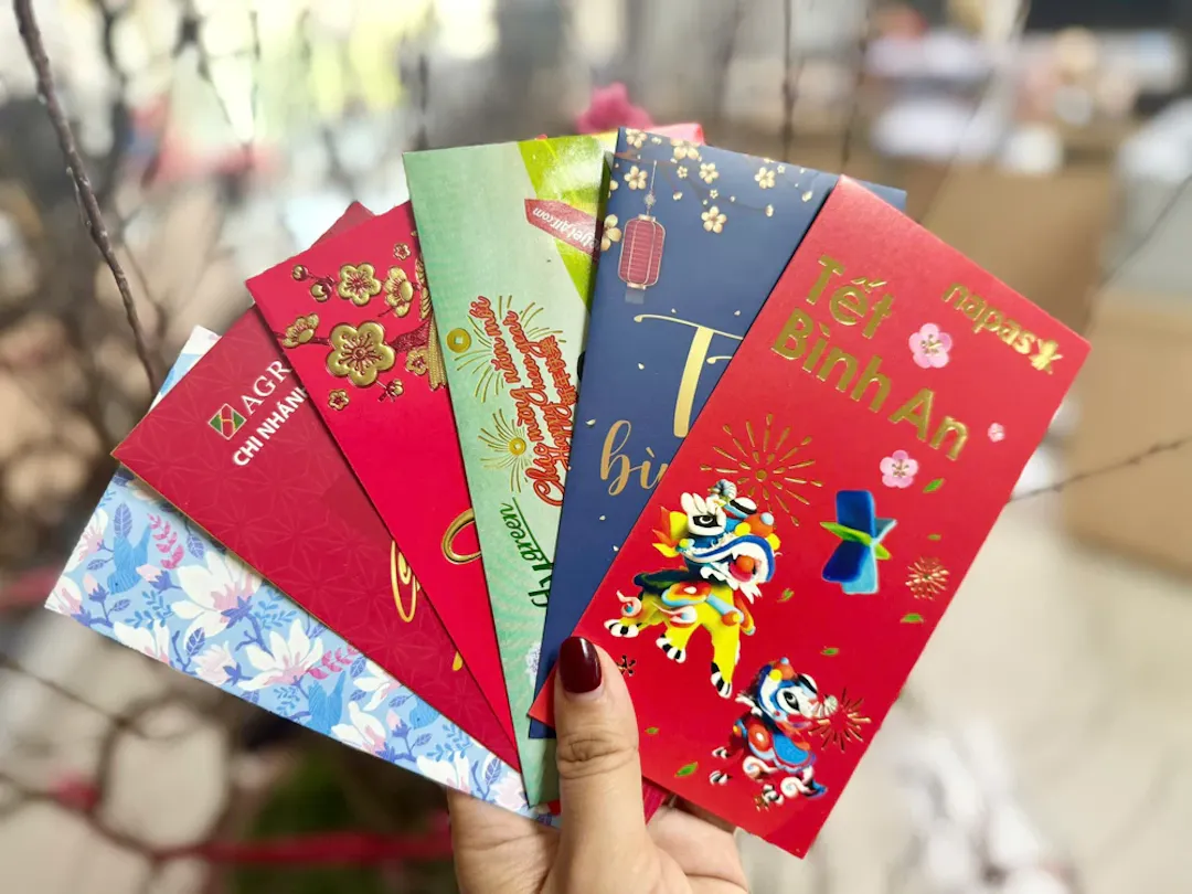 The Art of "Lì Xì" (Lucky Money) and Social Etiquette