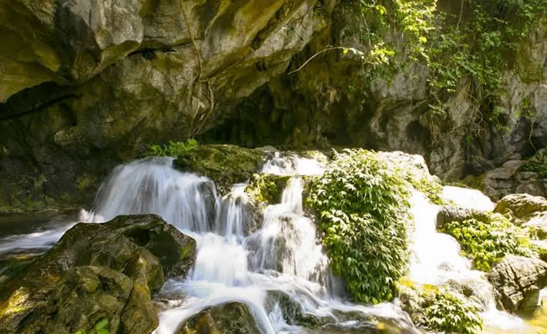 Phuong Hoang (Phoenix) Cave & Mo Ga Stream