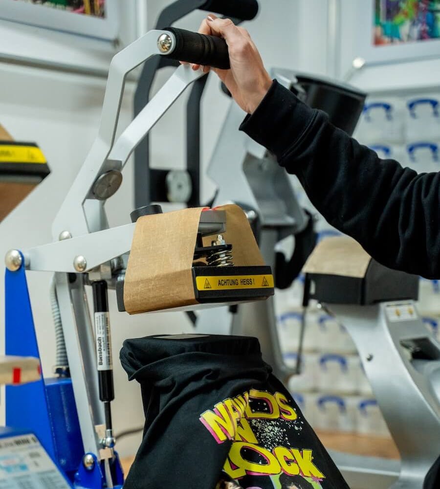 Tshirt wird in der mit dem Flock & Flex Verfahren bedruckt