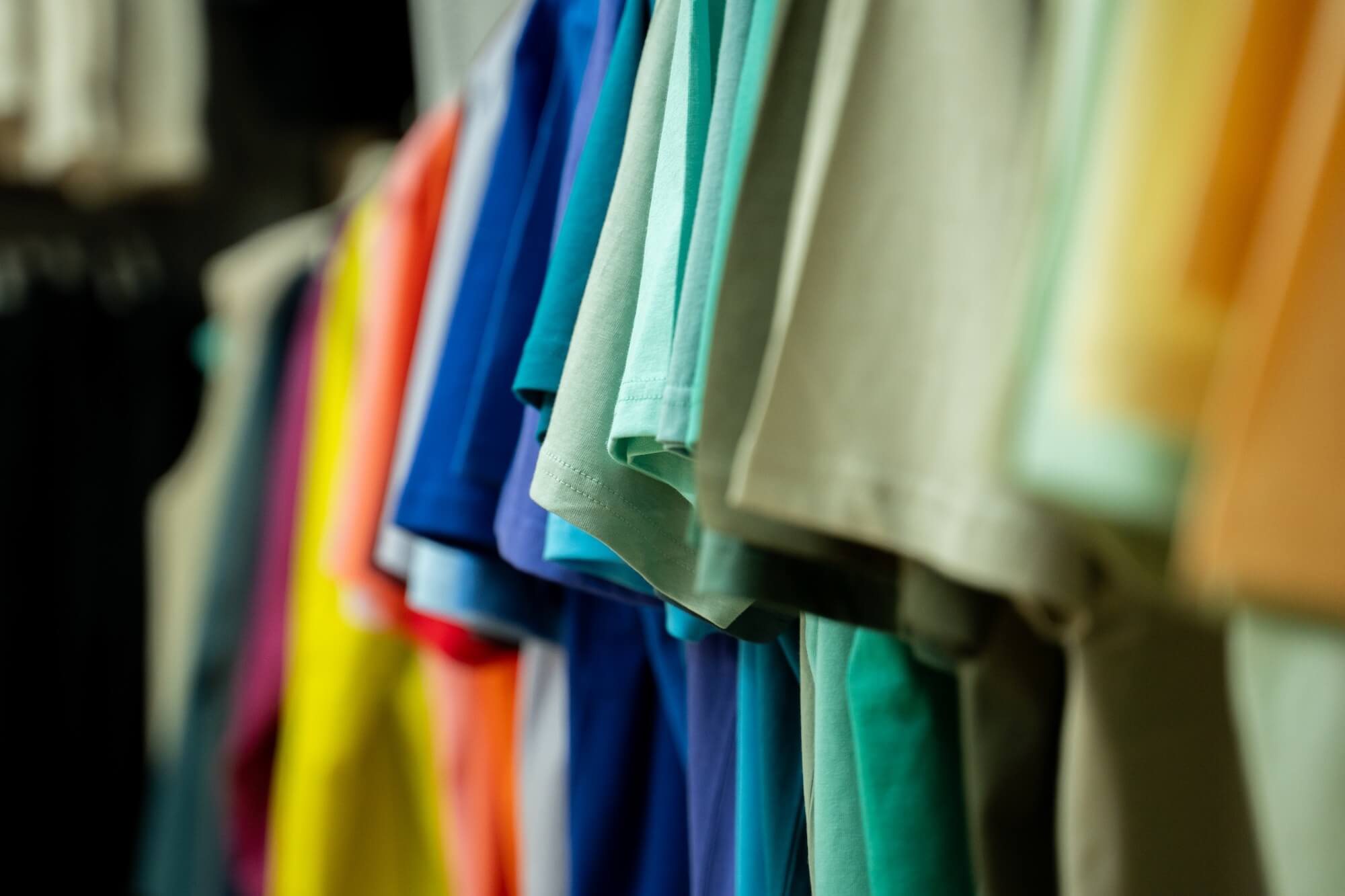 Bunte Tshirts hängen im Showroom von Grafik Idee in Frankfurt Höchst