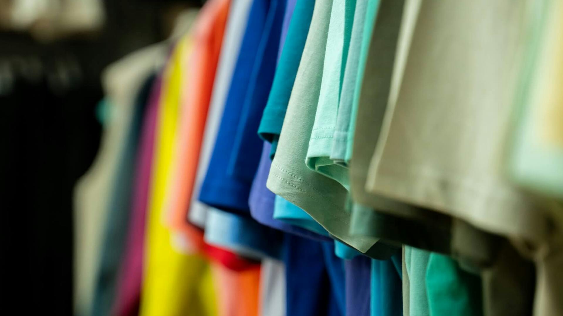 Bunte Tshirts hängen im Showroom von Grafik Idee in Frankfurt Höchst