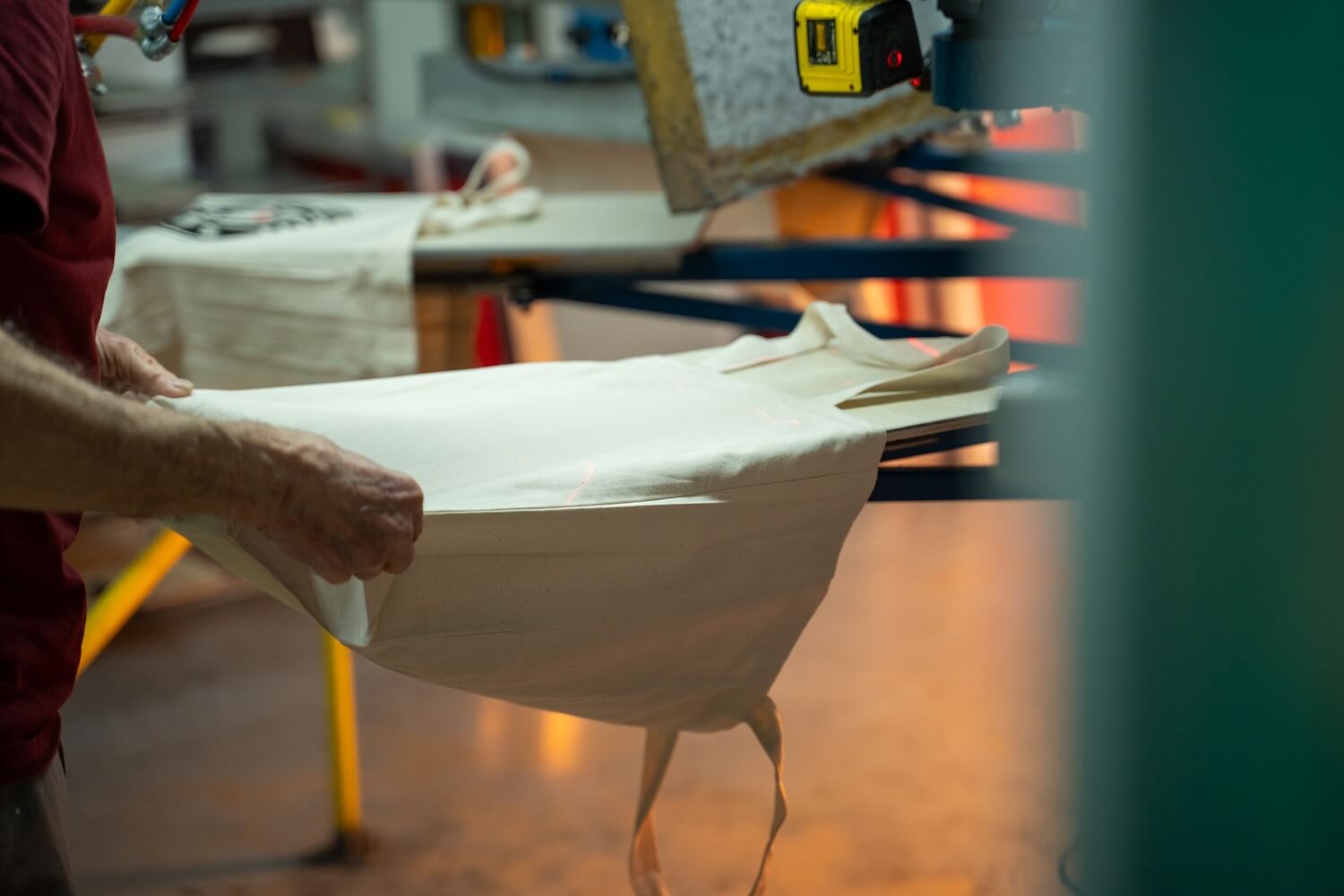 Ein Beutel wird für den Druck in eine Maschine eingespannt