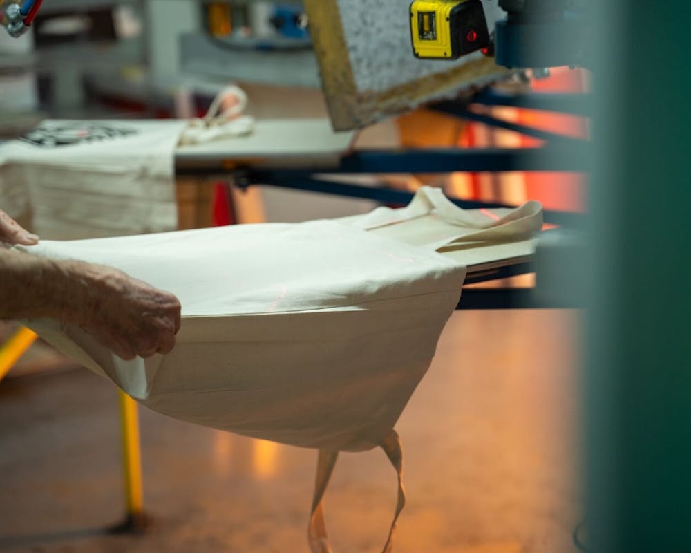 Ein Beutel wird für den Druck in eine Maschine eingespannt