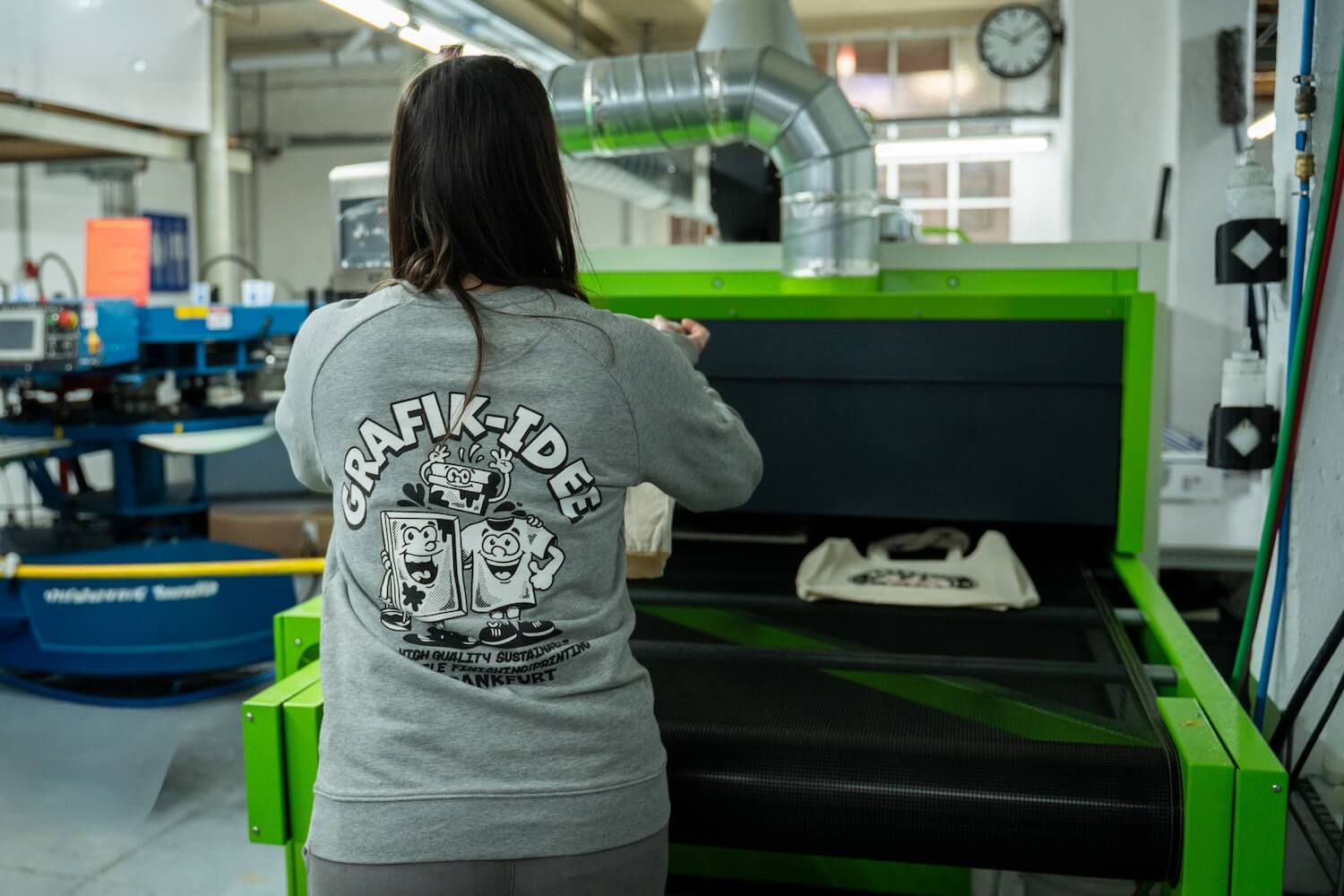 Fachfrau bedruckt Taschen mit dem Siebdruckverfahren