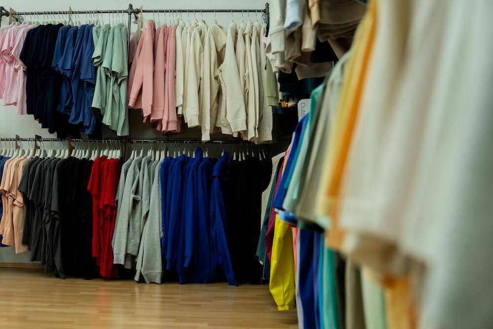 Textilienauswahl verschiedener Marken im Showroom von Grafik Idee