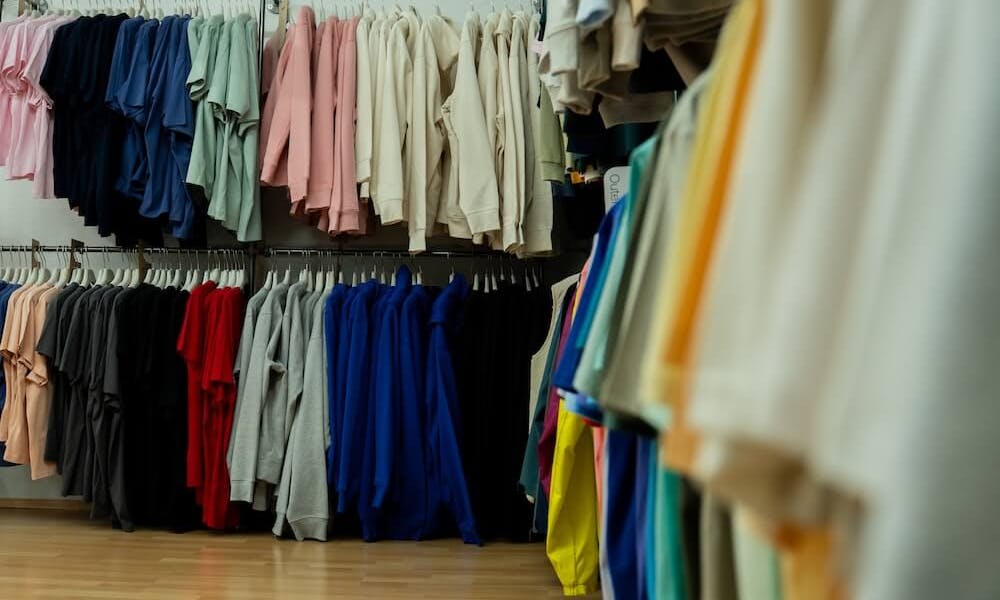 Textilienauswahl verschiedener Marken im Showroom von Grafik Idee